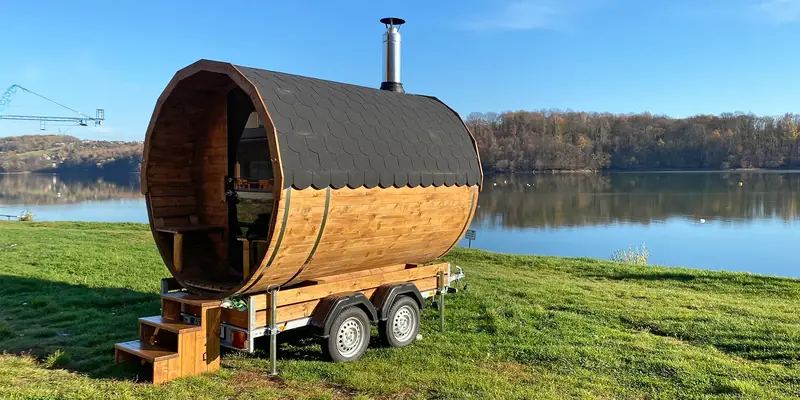 Mobilní sauna k pronájmu na dvouosém vozíku u přehrady